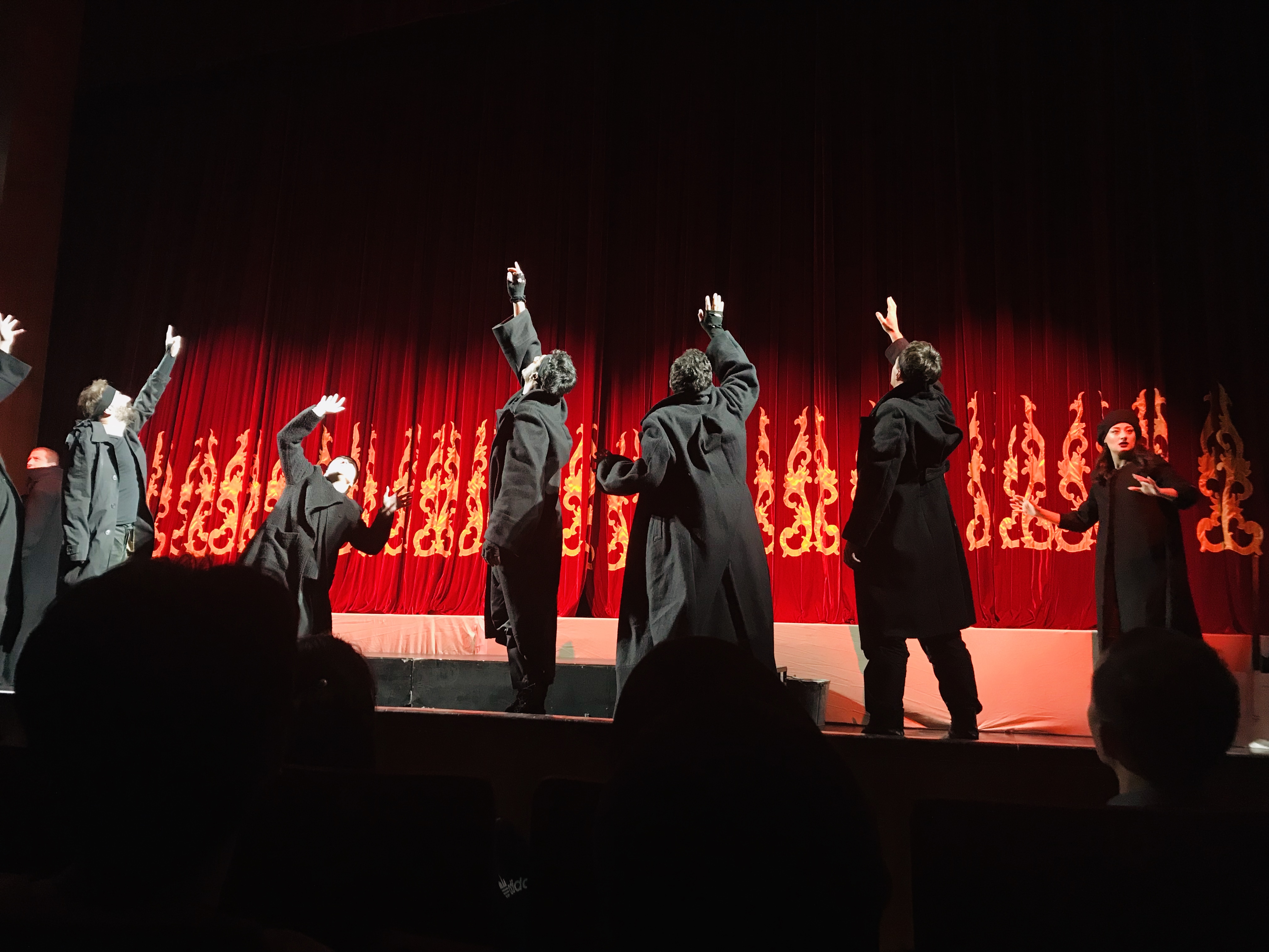 1568902787750014256.jpg 观剧2.jpg