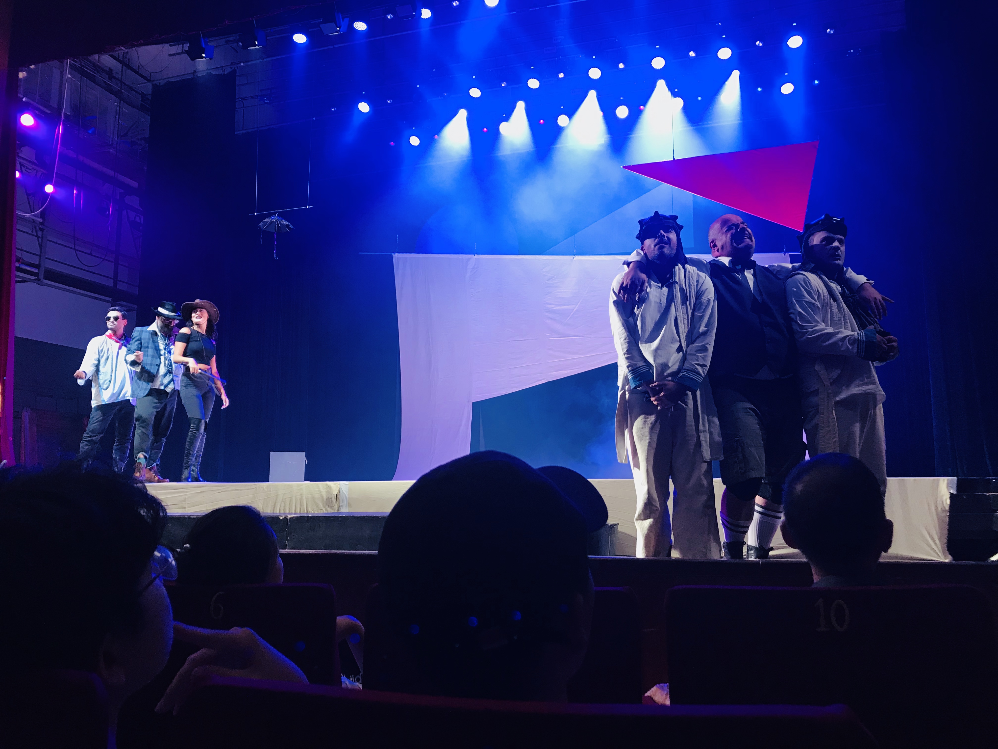 1568902843453031769.jpg 观剧3.jpg